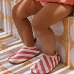 Monnëka Sapatinhos de Praia Stripes Bloom & Blush T20/21 | Proteção UV50+ | Sola Antiderrapante EVA