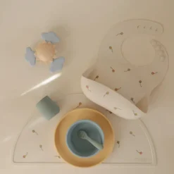 Mushie Babete Silicone Kites +6Meses | Padrão Papagaios - Ajustável e Fácil de Limpar