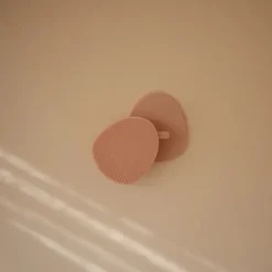 Mushie 2 Escovas para Crosta Láctea 0+ Meses Cor Blush/Shifting Sand | Massagem e Limpeza Eficaz
