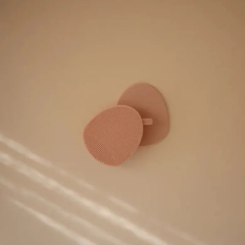 Mushie 2 Escovas para Crosta Láctea 0+ Meses Cor Blush/Shifting Sand | Massagem e Limpeza Eficaz